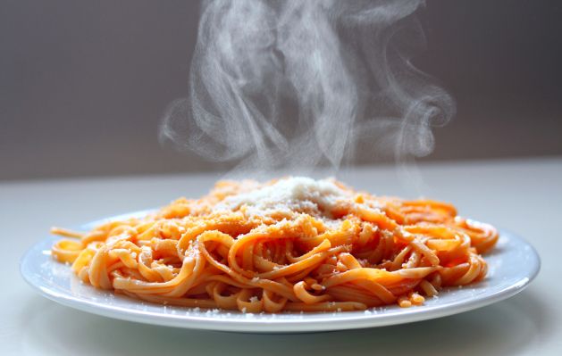 El humo de los alimentos calientes puede ser simulado con un incienso o un cigarrillo encendido.