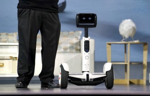 Este robot de Intel tiene como base un hooverboard.