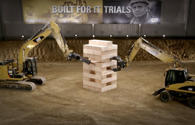  Caterpillar jugó Jenga