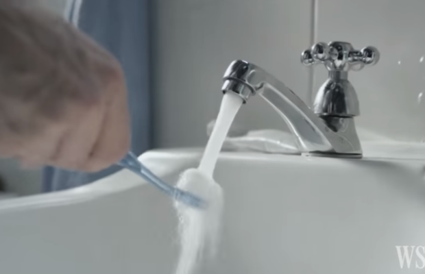 Colgate anima a las personas a ahorrar el consumo de agua.