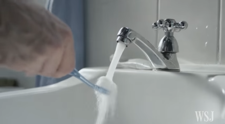 Colgate anima a las personas a ahorrar el consumo de agua.