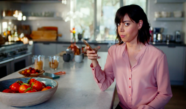 Aubrey Plaza explica la función 3D Touch del iPhone 6s.