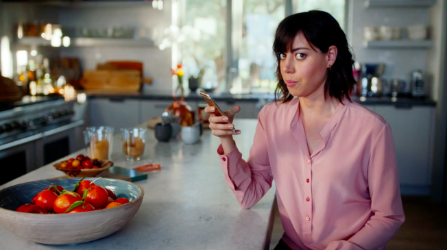 Aubrey Plaza explica la función 3D Touch del iPhone 6s.