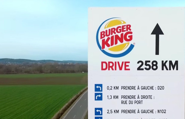 El video afirma que, si bien hay más de 1.000 McDrives en Francia, sólo hay 17 de Burger King.