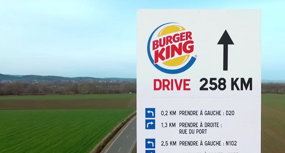 El video afirma que, si bien hay más de 1.000 McDrives en Francia, sólo hay 17 de Burger King.