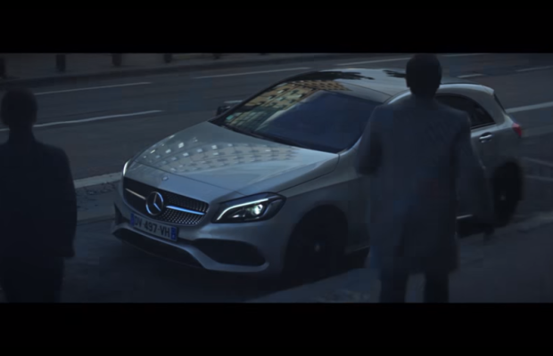 El tema policíaco es el eje de este nuevo comercial de Mercedes Benz.