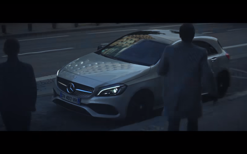 El tema policíaco es el eje de este nuevo comercial de Mercedes Benz.