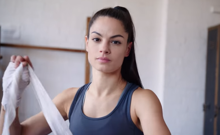 El nuevo spot de Neutrogena busca replantear el concepto de belleza,