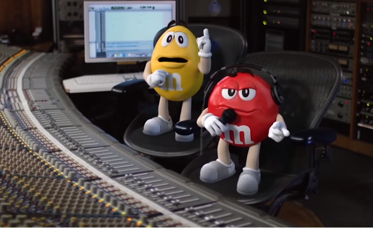 La idea de este spot es celebrar el aniversario 75 de la marca de chocolates.