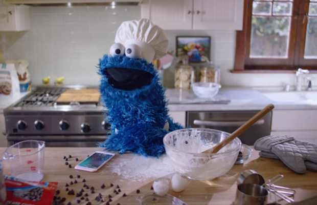 El Cookie Monster promociona el iPhone 6s en este spot