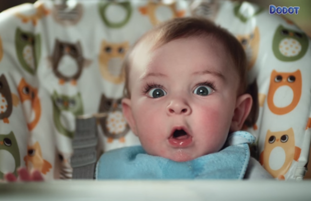 Este comercial presenta un lado divertido de los bebés.