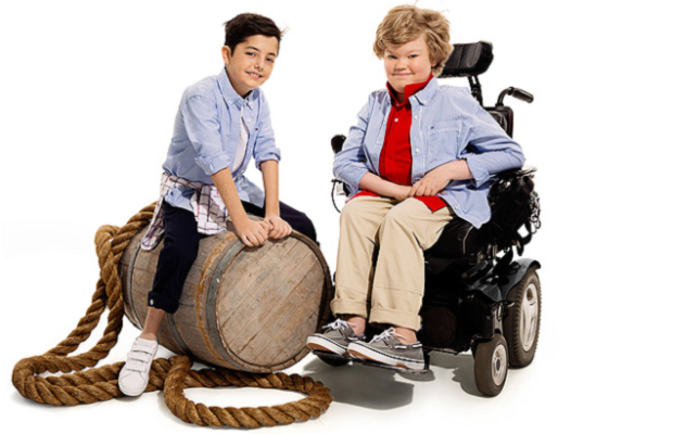  Tommy Hilfiger lanza una línea para niños con discapacidades