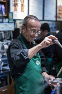Starbucks Mexico tienda adultos mayores