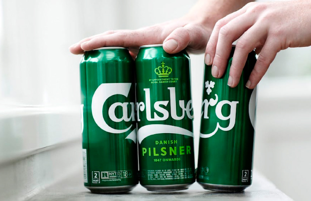  Carlsberg reduce el plástico de sus packs al utilizar pegamento reciclable