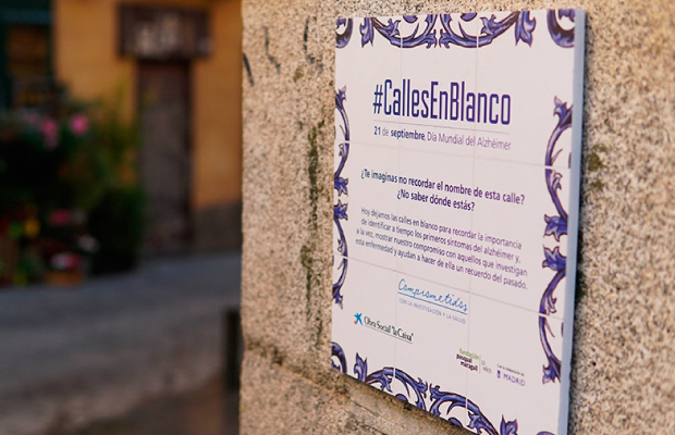  Nombres de calles tapadas para crear conciencia sobre el Alzheimer en Madrid