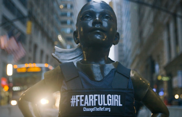  «Fearless Girl» se convierte en #FearfulGirl y lucha contra las armas